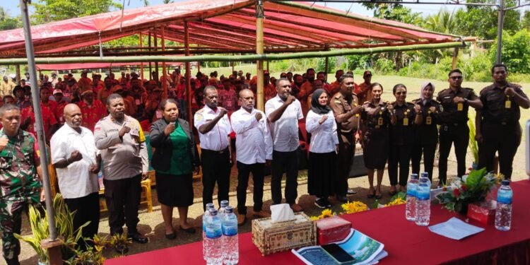 Kejari Jayapura Sosialisasi Hukum Dana Kampung di Pantai Barat