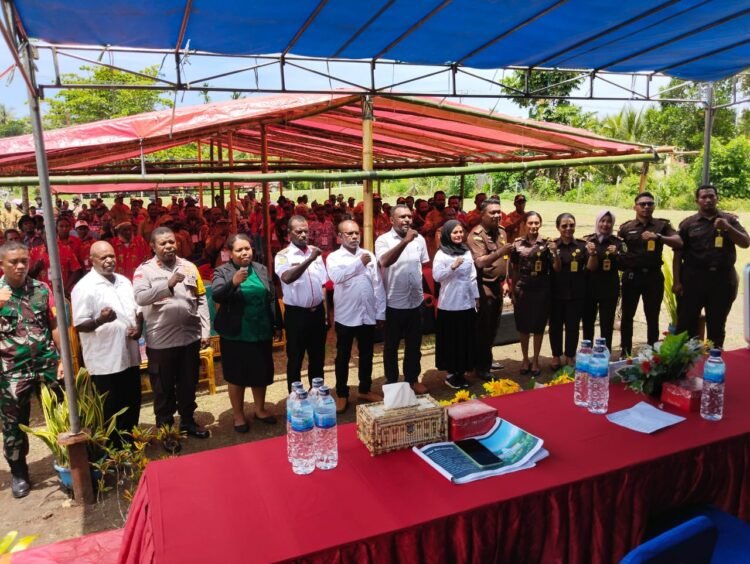 Kejari Jayapura Sosialisasi Hukum Dana Kampung di Pantai Barat
