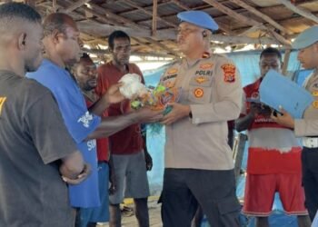 Dukung Ketahanan Pangan Nasional, Polres Asmat Serahkan Bantuan Jaring Ikan kepada Kelompok Nelayan