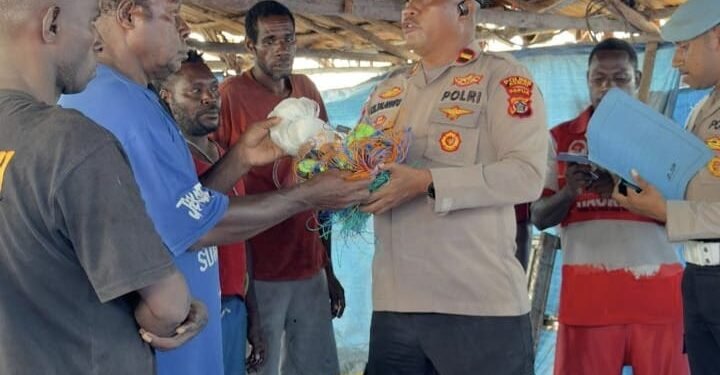 Dukung Ketahanan Pangan Nasional, Polres Asmat Serahkan Bantuan Jaring Ikan kepada Kelompok Nelayan
