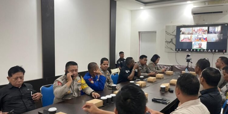 Dukung Ketahanan Pangan Nasional, Polres Asmat Serahkan Bantuan Jaring Ikan kepada Kelompok Nelayan