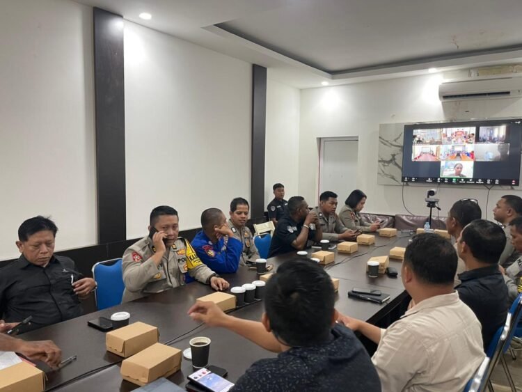 Dukung Ketahanan Pangan Nasional, Polres Asmat Serahkan Bantuan Jaring Ikan kepada Kelompok Nelayan