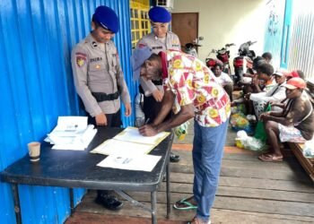 Polri Untuk Masyarakat, Berikan Bantuan Jaring Kepada Kelompok Nelayan