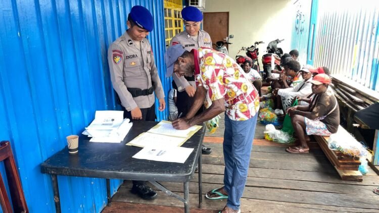 Polri Untuk Masyarakat, Berikan Bantuan Jaring Kepada Kelompok Nelayan