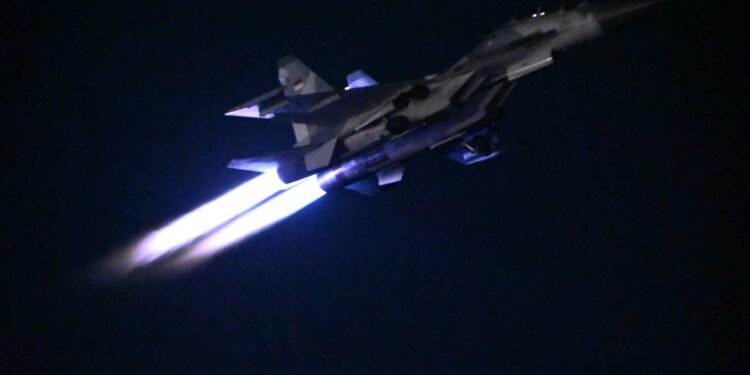 “Penerbang Tempur TNI AU Asah Kemampuan Terbang Malam Terintegrasi”