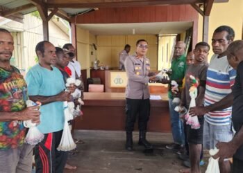 Personel Satuan Binmas Polres Merauke Gelar Patroli dan Sambang Poskamling Ciptakan Kamtibmas Kondusif