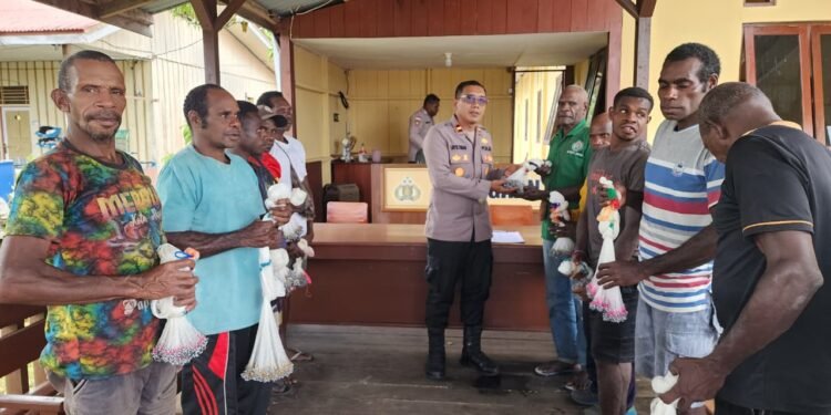 Personel Satuan Binmas Polres Merauke Gelar Patroli dan Sambang Poskamling Ciptakan Kamtibmas Kondusif