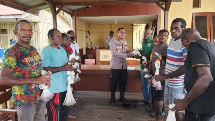 Personel Satuan Binmas Polres Merauke Gelar Patroli dan Sambang Poskamling Ciptakan Kamtibmas Kondusif