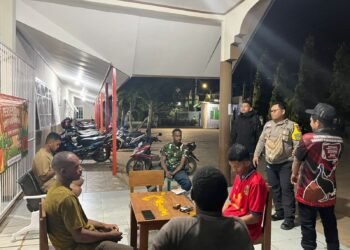 Personel Satuan Binmas Polres Merauke Gelar Patroli dan Sambang Poskamling Ciptakan Kamtibmas Kondusif