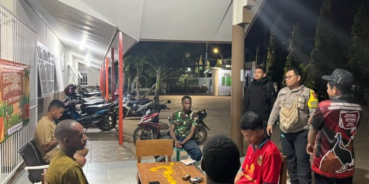 Personel Satuan Binmas Polres Merauke Gelar Patroli dan Sambang Poskamling Ciptakan Kamtibmas Kondusif