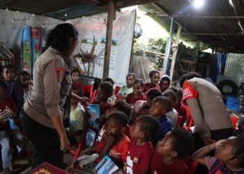 Operasi Rasaka Cartenz 2025: Polisi Berikan Edukasi dan Bantuan kepada Anak-anak di Kampung Walani