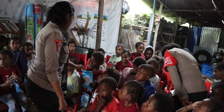 Operasi Rasaka Cartenz 2025: Polisi Berikan Edukasi dan Bantuan kepada Anak-anak di Kampung Walani