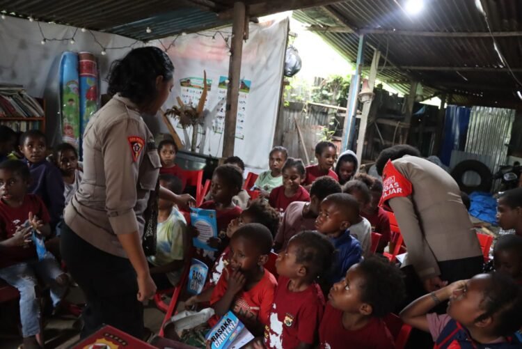 Operasi Rasaka Cartenz 2025: Polisi Berikan Edukasi dan Bantuan kepada Anak-anak di Kampung Walani