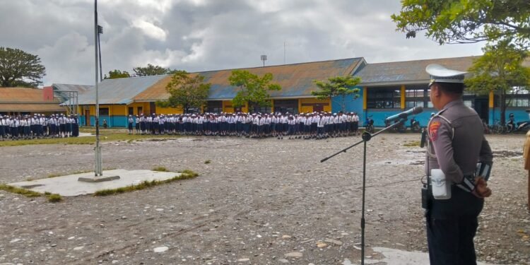 Sat Lantas Polres Jayawijaya Laksanakan Program “Polantas Menyapa” di SMP Negeri 2 Wamena