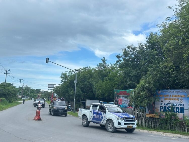 Wujud Pelayanan Prima, Sat Lantas Polres Sarmi Kawal Prosesi Jalan Salib San Damiano