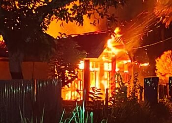 Kebakaran yang melahap satu unit rumah di jalan Gemaripah dalam penanganan Polres Merauke