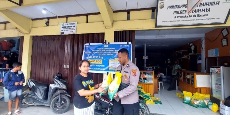 Polres Jayawijaya Gelar Gerakan Pangan Murah Bersama Kcp Bulog Jayawijaya