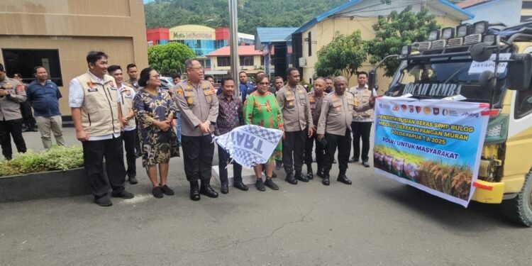 Dalam rangka pengendalian stabilitas harga beras, polda papua salurkan 165 ton beras lewat gerakan pangan murah di tiga provinsi