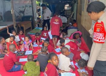 Subsatgas Si Ipar Operasi Rasaka Cartenz 2025 Gelar Kegiatan Mengajar di Kampung Walani, Distrik Wesaput