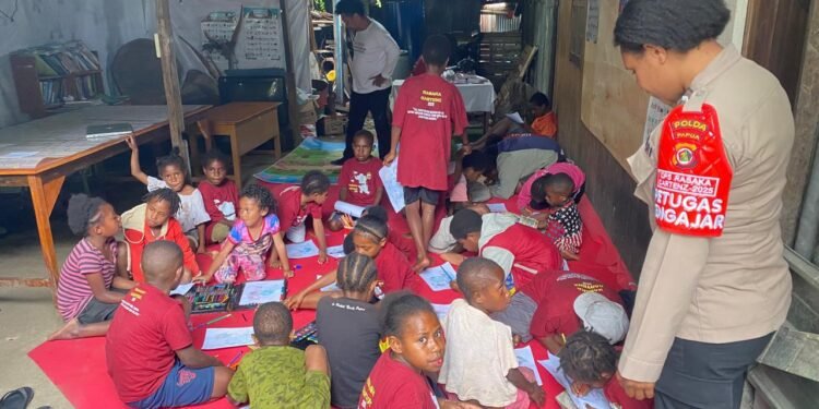 Subsatgas Si Ipar Operasi Rasaka Cartenz 2025 Gelar Kegiatan Mengajar di Kampung Walani, Distrik Wesaput