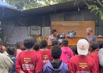 Subsatgas Si Ipar Operasi Rasaka Cartenz 2025 Bagikan Perlengkapan Belajar di Kampung Walani, Distrik Wesaput