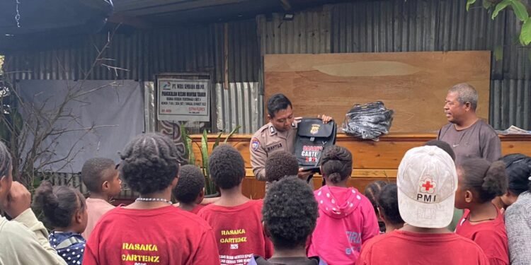 Subsatgas Si Ipar Operasi Rasaka Cartenz 2025 Bagikan Perlengkapan Belajar di Kampung Walani, Distrik Wesaput