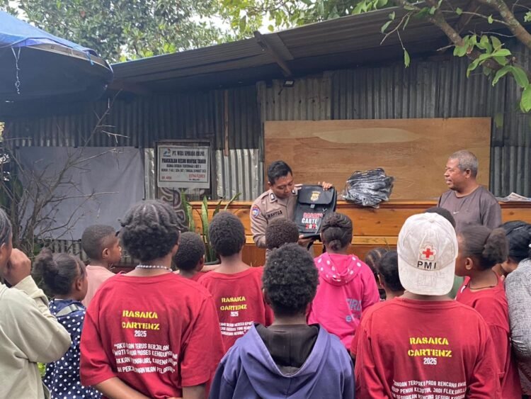 Subsatgas Si Ipar Operasi Rasaka Cartenz 2025 Bagikan Perlengkapan Belajar di Kampung Walani, Distrik Wesaput