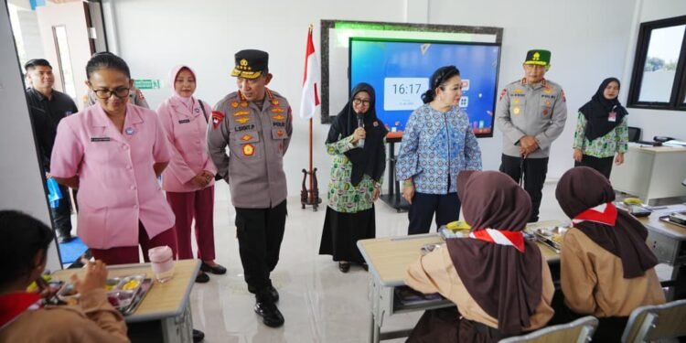 Kapolri Singgung Wujudkan Generasi Emas Usai Tinjau SMP Kemala Bhayangkari Karanganyar