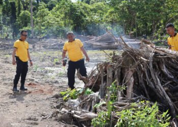 Semangat Gotong Royong! Kapolres Sarmi Pimpin Personel Bersihkan Lahan Ketahanan Pangan