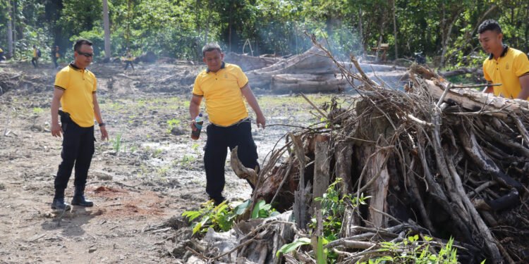 Semangat Gotong Royong! Kapolres Sarmi Pimpin Personel Bersihkan Lahan Ketahanan Pangan