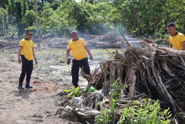 Semangat Gotong Royong! Kapolres Sarmi Pimpin Personel Bersihkan Lahan Ketahanan Pangan