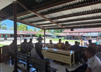 Kapolsek Sarmi Kota Iptu Suhartono Redam Aksi Spontan Demo Damai Guru dan Siswa SMA Negeri 1 Sarmi dengan Langkah Humanis