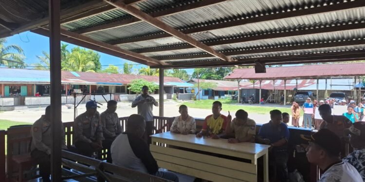 Kapolsek Sarmi Kota Iptu Suhartono Redam Aksi Spontan Demo Damai Guru dan Siswa SMA Negeri 1 Sarmi dengan Langkah Humanis