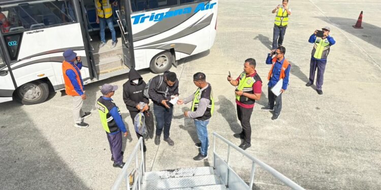 Satgas Damai Cartenz dan Polres Yahukimo Serahkan Tersangka Kasus Penyerangan Nakes dan Guru ke Kejaksaan Jayawijaya