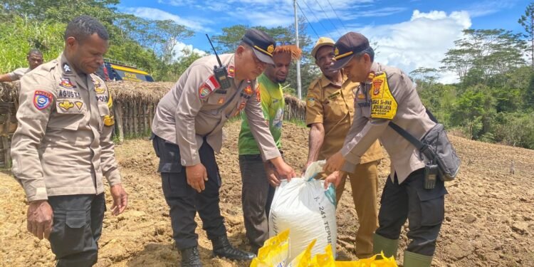 Polsek Kurulu Laksanakan Panen Ikan dalam Program 1 Pangan Bergizi