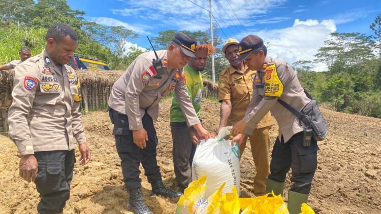 Polsek Kurulu Laksanakan Panen Ikan dalam Program 1 Pangan Bergizi