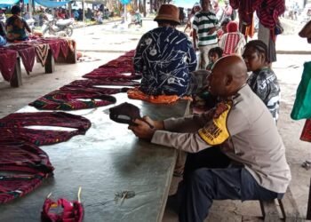 Bhabinkamtibmas Ajak Warga Pasar Potikelek Waspada Narkoba dan Tertib Lalu Lintas