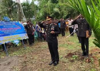 Polres Sarmi Beri Penghormatan Terakhir kepada salah satu anggota Ba Polsubsektor Pulau Liki yang meninggal dunia