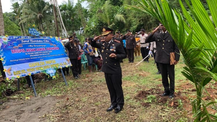 Polres Sarmi Beri Penghormatan Terakhir kepada salah satu anggota Ba Polsubsektor Pulau Liki yang meninggal dunia