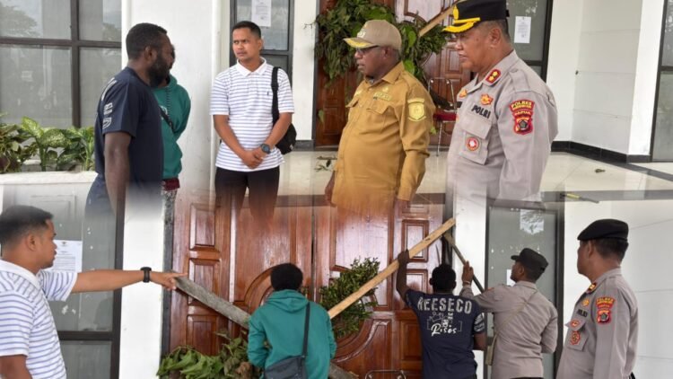 Kapolre Mamberamo Raya Langsung Membuka Adanya Pemalangan Dikantor Bupati Kabupaten Mamberamo Raya