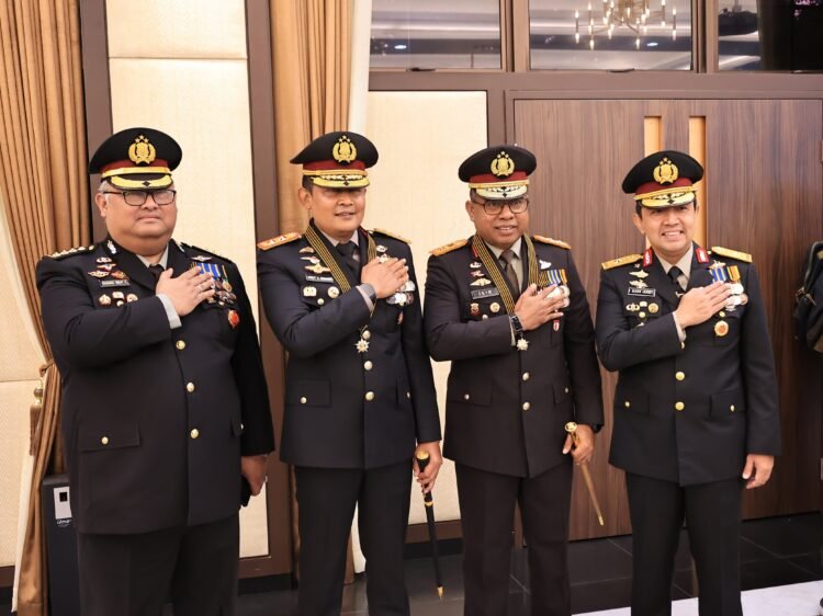 Kapolda Papua Barat Terima Penghargaan Bintang Bhayangkara Pratama