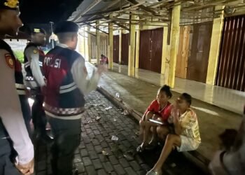 Hadirkan Rasa Aman, Sat Samapta Polres Sarmi Rutin Patroli Malam di Pasar Mararena
