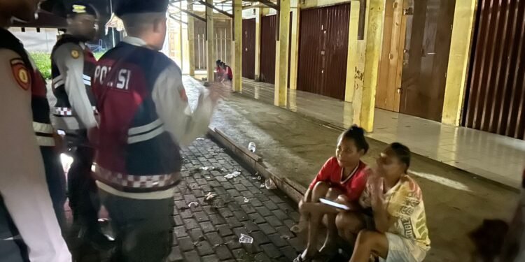 Hadirkan Rasa Aman, Sat Samapta Polres Sarmi Rutin Patroli Malam di Pasar Mararena