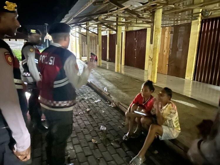 Hadirkan Rasa Aman, Sat Samapta Polres Sarmi Rutin Patroli Malam di Pasar Mararena