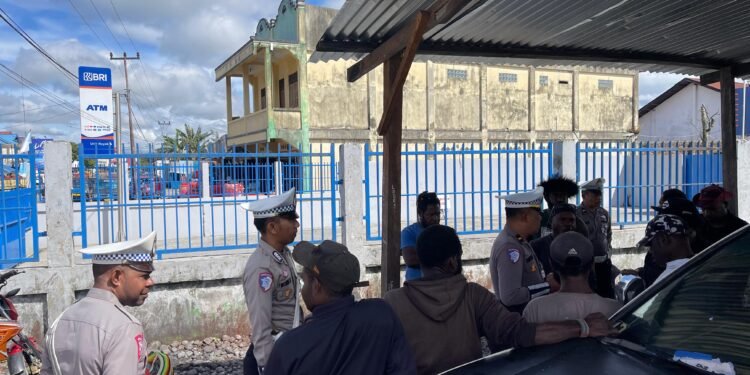 “Dekat Dengan Masyarakat”, Satlantas Polres Jayawijaya Gelar Penyuluhan Keselamatan di Terminal Trans