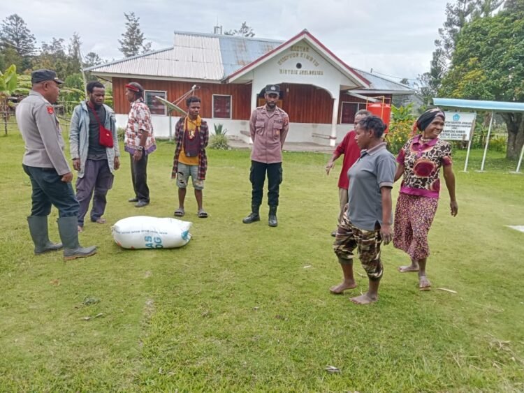 “Dekat Dengan Masyarakat”, Satlantas Polres Jayawijaya Gelar Penyuluhan Keselamatan di Terminal Trans