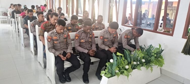 Menguatkan Iman dan Pelayanan, Polres Sarmi Ikuti Ibadah di GKI Diaspora Lembah Neidam