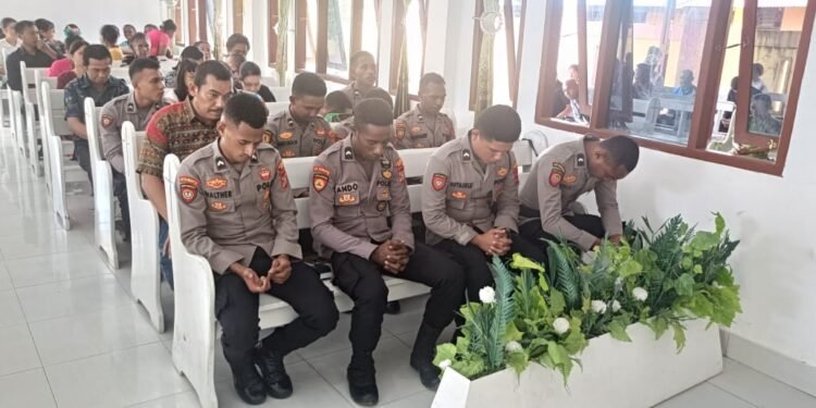 Menguatkan Iman dan Pelayanan, Polres Sarmi Ikuti Ibadah di GKI Diaspora Lembah Neidam