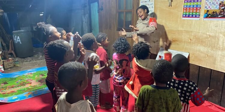 Operasi Rasaka Cartenz 2025 Subsatgas Si Ipar Polres Jayawijaya Gelar Kegiatan Pendidikan di Kampung Walani, Distrik Wesaput, kec. Sinapuk, kab. Jayawijaya