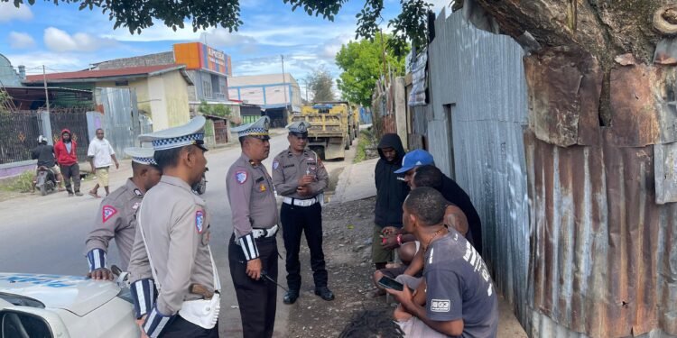 Satlantas Polres Jayawijaya Laksanakan Penerangan Keliling dan Penyuluhan Lalu Lintas